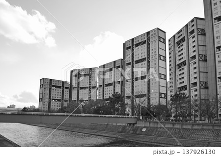 芦屋浜団地の建物が並ぶ都市の住宅風景 137926130