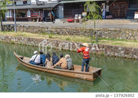 倉敷美観地区の川舟流し 倉敷美観地区の川舟流し 137926802