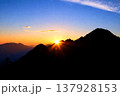 石鎚山系 瓶ヶ森山頂から望む幻想的な日の出 愛媛県西条市 137928153