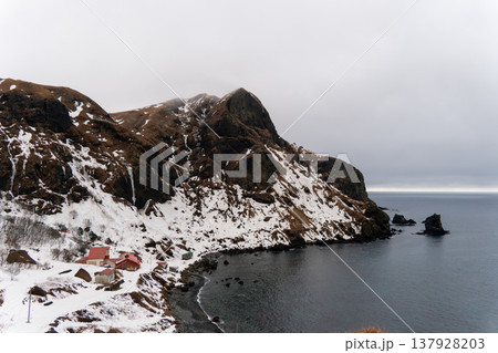 冬の礼文島・桃岩展望台から望むユースホステルと猫岩の雪景色 冬の礼文島・桃岩展望台から望むユースホステルと猫岩の雪景色 137928203