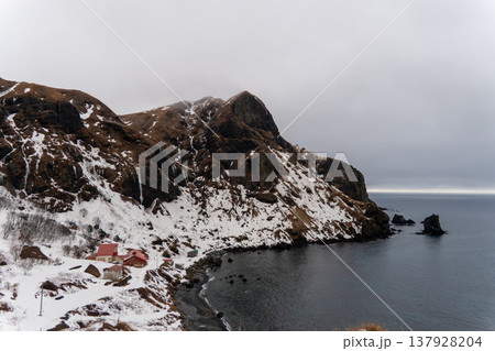 冬の礼文島・桃岩展望台から望むユースホステルと猫岩の雪景色 137928204