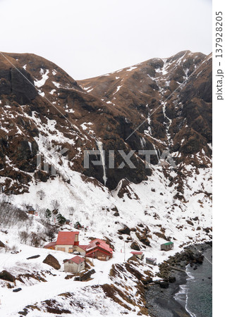冬の礼文島・桃岩展望台から望むユースホステルと猫岩の雪景色 137928205