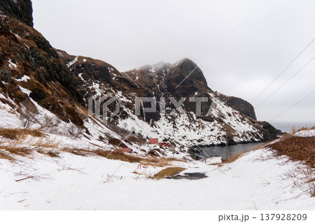 冬の礼文島・桃岩展望台から望むユースホステルと猫岩の雪景色 137928209