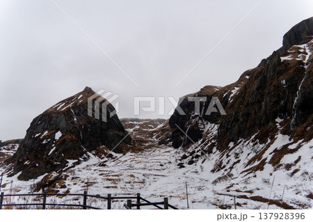 冬の礼文島・桃岩展望台から望む雪に包まれた桃岩の風景 137928396