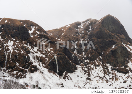 冬の礼文島・桃岩展望台から望む雪に包まれた桃岩の風景 冬の礼文島・桃岩展望台から望む雪に包まれた桃岩の風景 137928397