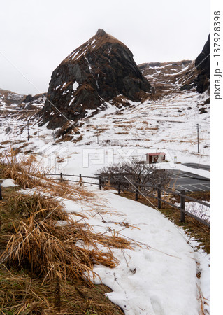 冬の礼文島・桃岩展望台から望む雪に包まれた桃岩の風景 137928398