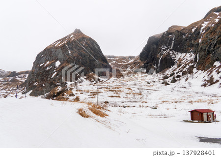 冬の礼文島・桃岩展望台から望む雪に包まれた桃岩の風景 137928401