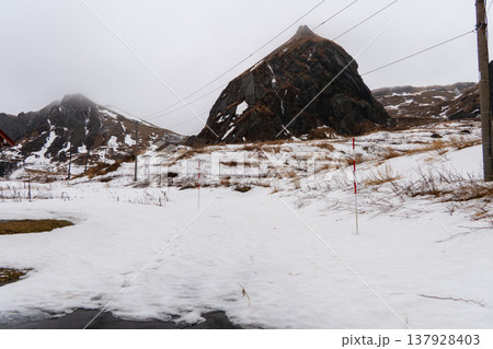 冬の礼文島・桃岩展望台から望む雪に包まれた桃岩の風景 137928403
