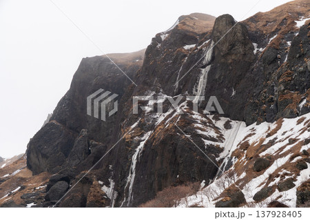 冬の礼文島・桃岩展望台から望む雪に包まれた風景 137928405