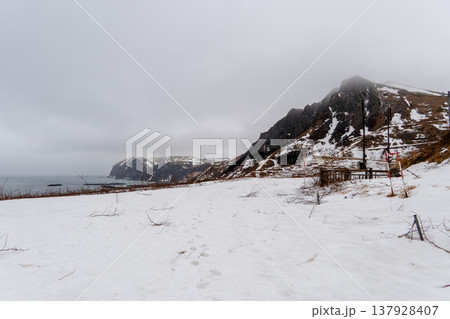 冬の礼文島・桃岩展望台から望む雪に包まれた風景 137928407