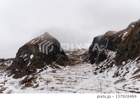 冬の礼文島・桃岩展望台から望む雪に包まれた桃岩の風景 137928469