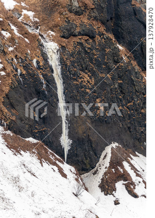 冬の礼文島・桃岩展望台から望む雪に包まれた風景 137928470
