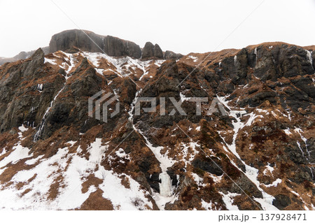 冬の礼文島・桃岩展望台から望む雪に包まれた風景 137928471
