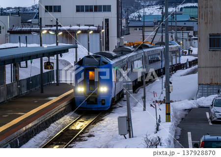 早朝の稚内駅に入線するHET261系特急列車 137928870