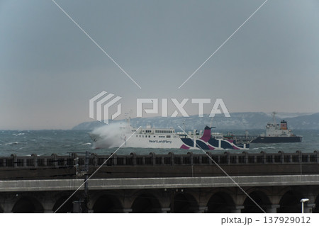 荒れた宗谷湾を航行するサイプリア宗谷の冬景色 137929012