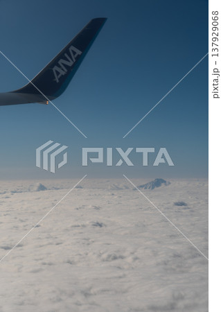 海の上に姿を現す利尻富士を機窓から望む風景 137929068