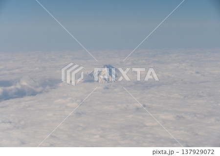 海の上に姿を現す利尻富士を機窓から望む風景 137929072