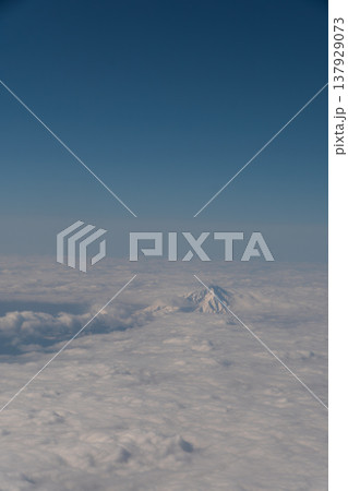 海の上に姿を現す利尻富士を機窓から望む風景 137929073