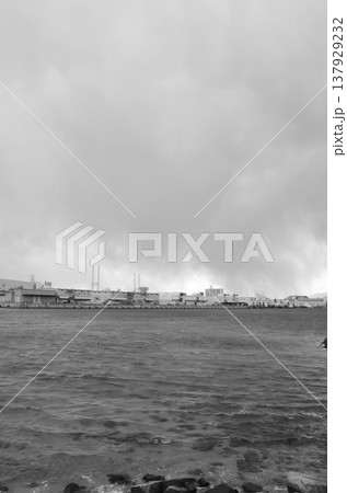神戸の海辺を映した穏やかな海岸線の景観 137929232