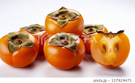 白背景の柿｜カット断面入りで並ぶ果物素材 137929475