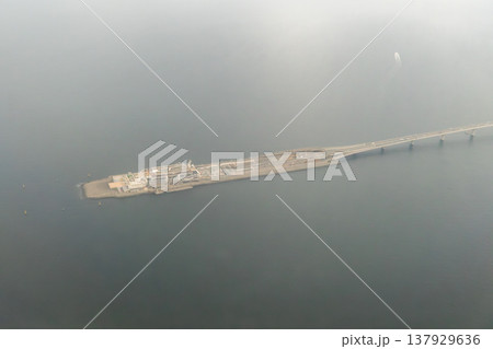 飛行機から望む東京湾アクアライン・海ほたるの空撮風景 飛行機から望む東京湾アクアライン・海ほたるの空撮風景 137929636
