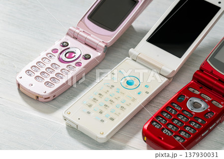 古い時代の携帯電話 ガラケー 古い時代の携帯電話 ガラケー 137930031