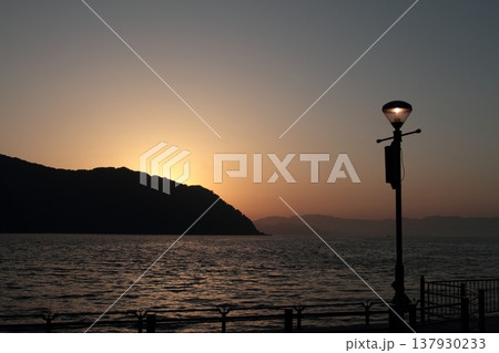 海に沈む夕日 海に沈む夕日 137930233