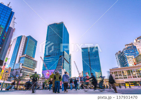 日本の東京都市景観自転車…あわや衝突…横断人が避ける…次々と進入する狂気自転車…脳に異常か?=渋谷 日本の東京都市景観自転車…あわや衝突…横断人が避ける…次々と進入する狂気自転車…脳に異常か?=渋谷 137931470