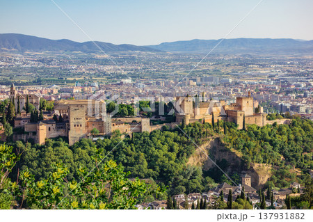 スペイン　グラナダ街内アルハンブラ宮殿風景 137931882