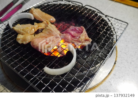 七輪で焼いたホルモン 七輪で焼いたホルモン 137932149