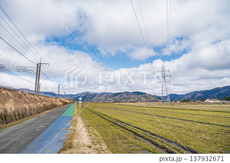 奥琵琶湖マキノ町の田園風景　滋賀県高島市 137932671
