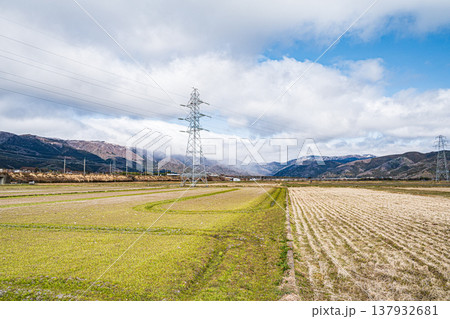 奥琵琶湖マキノ町の田園風景　滋賀県高島市 137932681