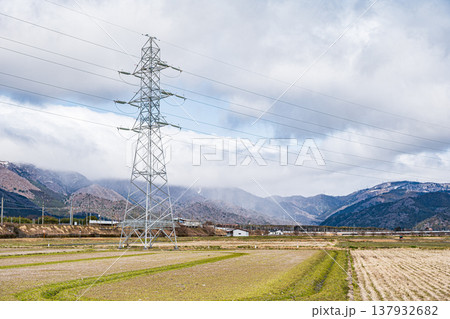 田んぼの中に立つ鉄塔　滋賀県高島市マキノ町 137932682