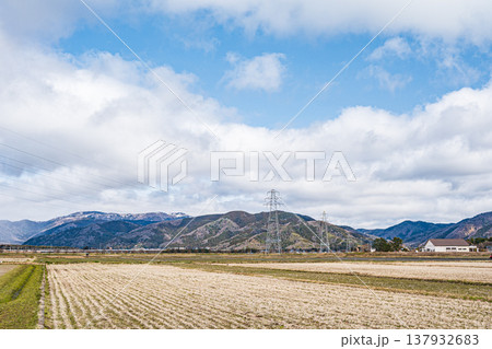 奥琵琶湖マキノ町の田園風景 滋賀県高島市 奥琵琶湖マキノ町の田園風景 滋賀県高島市 137932683