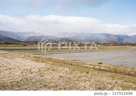 奥琵琶湖マキノ町の田園風景　滋賀県高島市 137932690