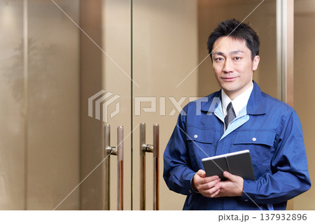 マンション管理会社の男性スタッフ マンション管理会社の男性スタッフ 137932896