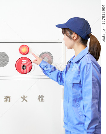 安全確認を行う設備管理スタッフ 安全確認を行う設備管理スタッフ 137932904
