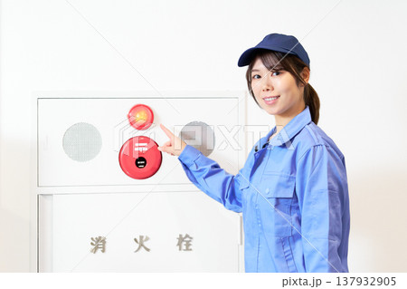 安全確認を行う設備管理スタッフ 安全確認を行う設備管理スタッフ 137932905