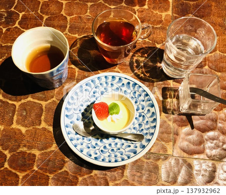 白の甘味 静かにほどけ 余白に溶けていく 柔らかな余韻 137932962