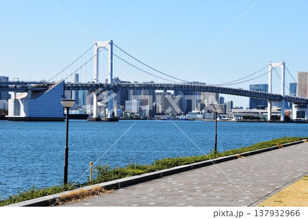 東京都江東区 豊洲ぐるり公園散策路とレインボーブリッジ 東京都江東区 豊洲ぐるり公園散策路とレインボーブリッジ 137932966