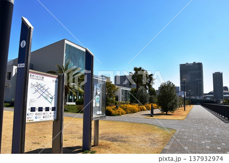 東京都江東区 豊洲ぐるり公園案内板と散策路とパークレストラン 東京都江東区 豊洲ぐるり公園案内板と散策路とパークレストラン 137932974