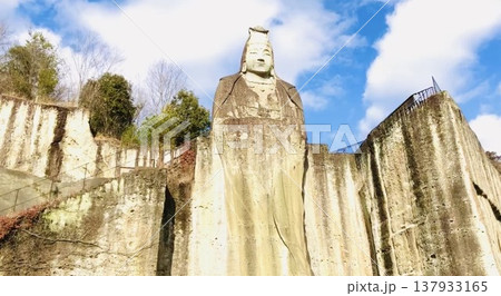 温かい光の果て 青と石と仏 静かに祈る 温かい光の果て 青と石と仏 静かに祈る 137933165