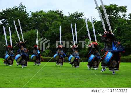 神楽の国のお祭りで、神楽をとる 神楽の国のお祭りで、神楽をとる 137933322