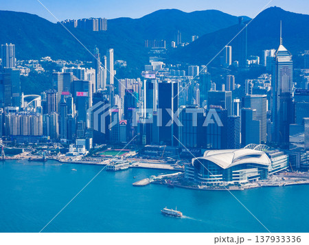 香港　スカイ100から眺める香港島ベイエリア 137933336