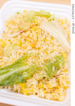 おいしいカニレタス炒飯弁当 137933481