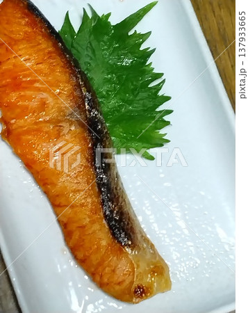 家庭料理　焼き魚　シャケ 137933665