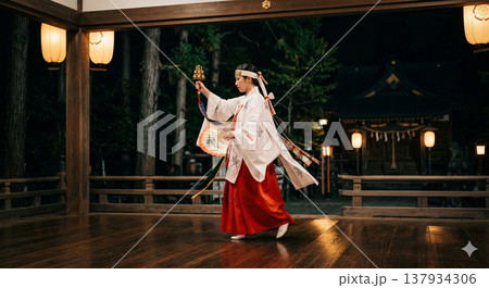 夜に神楽を舞う巫女のイメージ 137934306