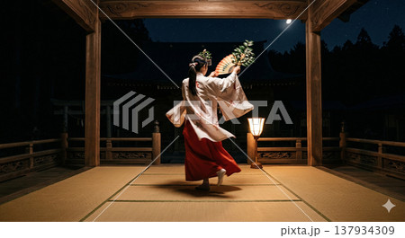 夜に神楽を舞う巫女のイメージ 137934309