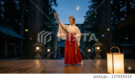 夜に神楽を舞う巫女のイメージ 137934310
