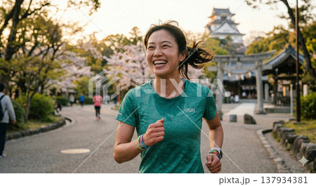 都心でジョギングを楽しむ女性 137934381